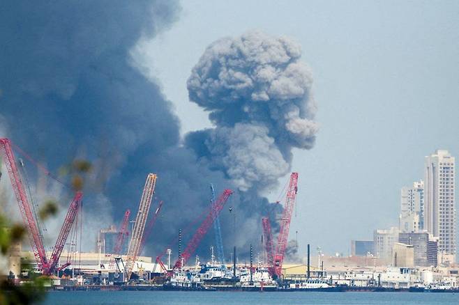 지난달 28일 바레인 마나마에서 이란의 공격으로 발생한 것으로 추정되는 폭발로 연기가 피어오르고 있다. 로이터=연합뉴스