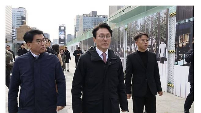 김민석 국무총리가 지난해 11월 17일 서울 광화문광장에 조성중인 ‘감사의 정원’ 공사 현장을 찾아 외곽펜스에 그려진 조감도를 살펴보고 있다. 연합뉴스