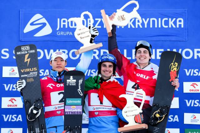 ▲ 이상호가  28일(현지 시간) 폴란드 크르니차에서 열린 2025-2026 FIS 스노보드 알파인 월드컵 남자 평행대회전에서 준우승을 차지한 뒤 시상대에 올라 기뻐하고 있다.  국제스키연맹 홈페이지 캡처
