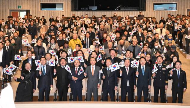 ▲ 제107주년 3·1절 기념식이 1일 강원대 백령아트센터에서 열린 가운데 참석자들이 삼일절 노래를 제창하고 있다.  김정호 기자