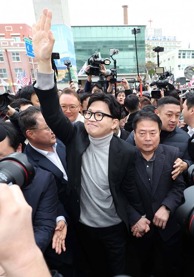 한동훈 국민의힘 전 대표가 2월 27일 오후 대구 서문시장을 찾은 자리에서 지지자들에게 인사하고 있다. 사진=연합뉴스