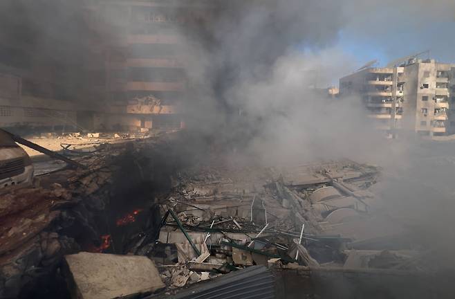 3일(현지시간) 이스라엘의 폭격으로 무너진 레바논 베이루트 남부 다히예 지역의 모습. 이스라엘은 이란 공격에 대응해 이 지역의 잔존 헤즈볼라 세력에 대한 공격을 벌이고 있다. /AP연합뉴스