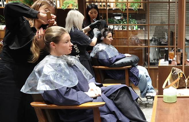 ‘K-미용실’이 한국 필수 관광 코스가 되면서 외국인 특화 헤어샵까지 등장했다. 사진은 26일 서울 명동의 한 미용실인 준오헤어 명동 2호점에서 외국인 관광객들이 헤어 관리를 받고 있는 모습 / 2026.2.26. 김범준 기자