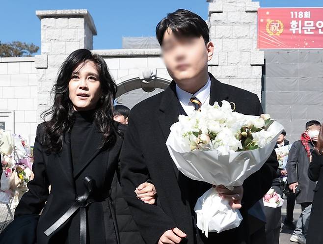 이부진 호텔신라 사장이 9일 서울 강남구 휘문고등학교에서 열린 아들의 졸업식에 참석해 함께 이동하고 있다. /사진=뉴스1