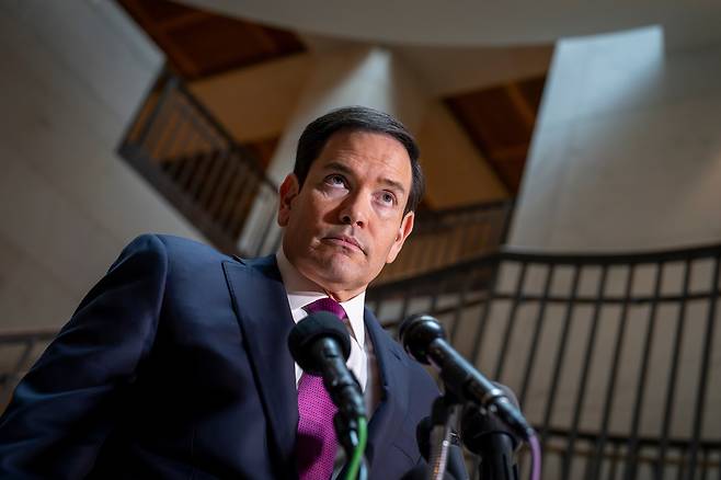 마코 루비오 미 국무장관이 2일 워싱턴 연방 의회 의사당에서 기자회견을 하고 있다. AP연합뉴스