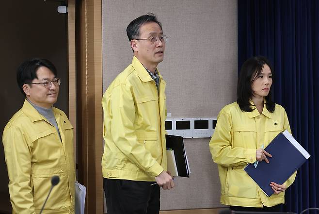 김진아 외교부 2차관(오른쪽)과 이형일 재정경제부 1차관(가운데)이 2일 서울 종로구 정부서울청사 합동브리핑실에서 ‘중동 상황점검 관련 긴급 관계부처회의’ 브리핑에 참석하고 있다. 연합뉴스