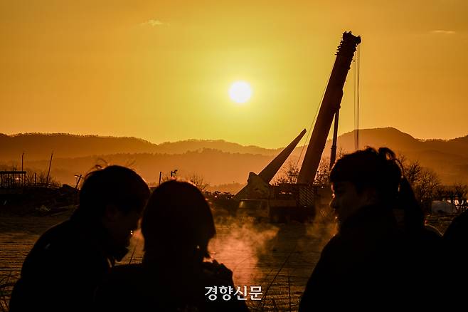 제주항공 여객기 참사 나흘째이자 2025년 새해 첫날인 1일 전남 무안공항 사고 현장 위로 해가 뜨고 있다. 이준헌 기자