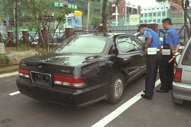 A stolen car used by Shin Chang-won is seen abandoned in an undated file photo. [JOONGANG ILBO]