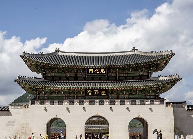 A composite image shows how a Hunminjeongeum-style nameboard in hangul, the Korean alphabet, could be added beneath the existing Hanja plaque in Gwanghwamun, made by a civic group campaigning to install a Hunminjeongeum-style nameboard in the Korean alphabet on the main gate of Gyeongbok Palace. [SCREEN CAPTURE]