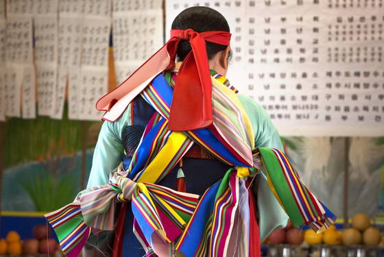 For Jeju's Jamsu Gut in Gimnyeong in Jeju City, visitors bring the colorful ribbons to be tied around the shaman, or mudang. [CHOI JAE-YOUNG]