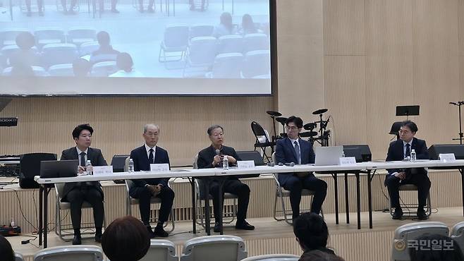 최승래 목사가 교회 교육 현장에서 적용할 수 있는 성교육 방안에 관해 강의하고 있다. 아래 사진은 민 교수가 동성애에 관한 세미나 참석자의 질문을 정신의학적 관점에서 답변하는 모습.