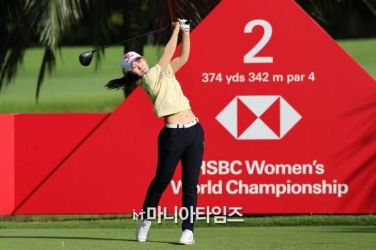 강하게 티샷 날리는 황유민