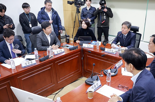 이란 사태 관련 민주당-외교부 당정간담회/사진=연합뉴스