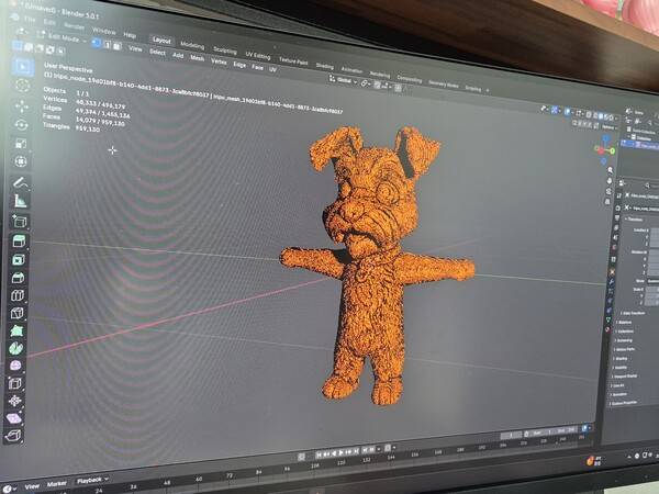 ▲게임 3D 모델러 김희재(가명) 씨가 지난달 8일 자택에서 미디어오늘과 인터뷰하며 챗GPT와 무료 3D 생성 프로그램 블렌더를 활용해 3D 모델링을 시연하고 있다. 통상 일주일가량 걸리던 작업이 약 2분 만에 완성됐지만, 곧바로 게임에 적용하기에는 한계가 있다. 사진=김예리 기자