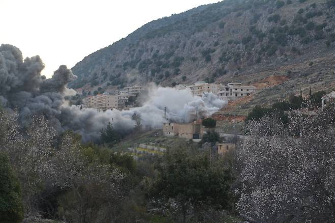 ] 2026년 3월 2일(현지시간) 레바논 동부 마슈가라에서 이스라엘의 공습을 받은 친이란 무장정파 헤즈볼라 연계 금융기관 ‘알 카르드 알 하산(Al-Qard Al-Hassan)’ 재단 지부 건물에서 연기가 솟구치고 있다. [신화통신/연합뉴스]