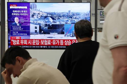 미국과 이스라엘의 공격으로 중동 지역 긴장이 급격히 고조되며 두바이행 노선 등이 결한 가운데 1일 인천공항에서 외국인들이 관련 뉴스를 바라보고 있다.[연합뉴스]