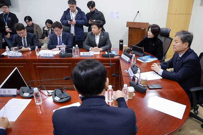 국회 외교통일위원인 한정애 더불어민주당 정책위의장이 3일 국회의원회관에서 열린 이란 사태 관련 민주당-외교부 당정간담회에 참석해 발언하고 있다. [연합뉴스]