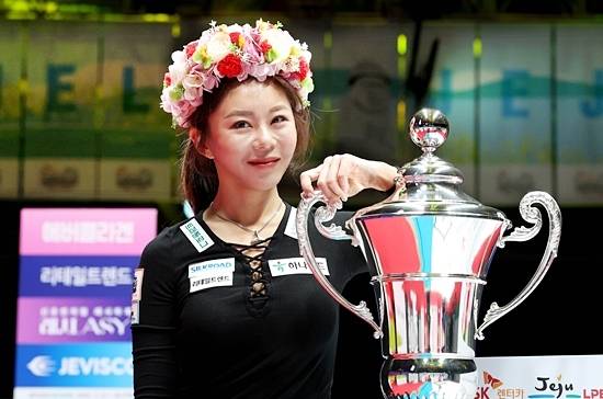 25/26 왕중왕을 가리는 LPBA월드챔피언십이 6일 제주 한라체육관에서 개막한다. 김가영은 사상 첫 3연패에 도전한다. 사진은 김가영이 지난해 월드챔피언십에서 우승한 후 포즈를 취하고 있다. (사진=PBA)