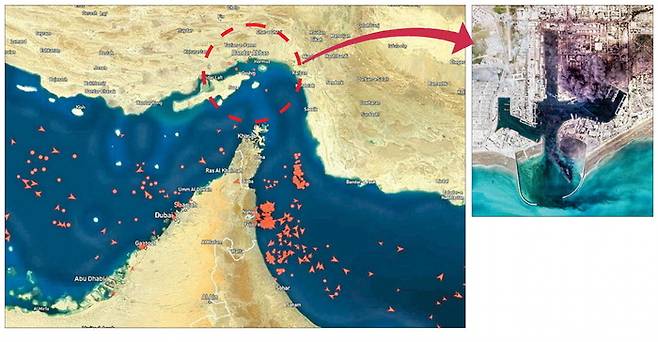 3일 오후 선박 운항 정보를 추적하는 웹사이트 ‘마린 트래픽’에 따르면 호르무즈해협이 마치 ‘진공 상태’처럼 비어 있다. 반대로 해협 주변은 진입하지 못하고 대기하고 있는 배로 가득 차 있다. 오른쪽 작은 사진은 ‘플래닛 랩스 PBC’가 촬영한 위성 이미지로 불타는 호르무즈 해협… 발묶인 선박들로 빼곡 호르무즈해협에 위치한 이란의 반다르아바스 항구(빨간 점선)가 미군의 공습을 받고 연기로 뒤덮인 모습. AFP연합뉴스·플래닛 랩스 PBC