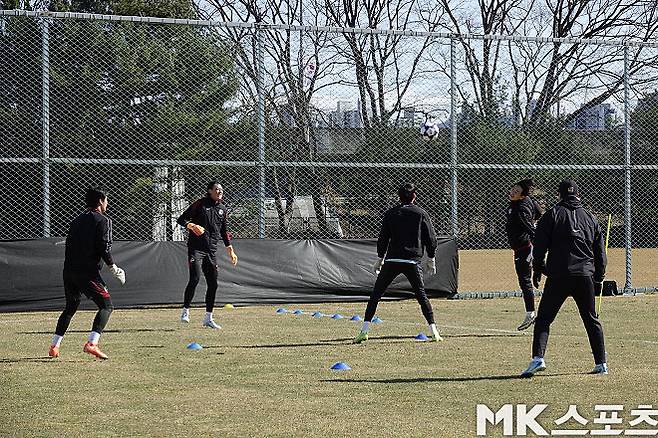 훈련 중인 FC 서울 골키퍼 선수들. 사진=이근승 기자