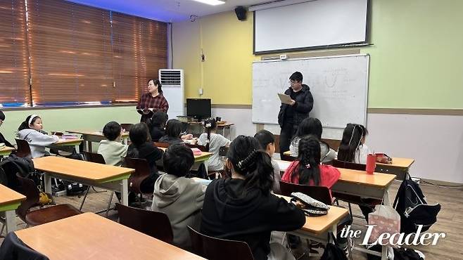 ▲경기 안산에서 영어권과 러시아어권 이주배경 학생을 대상으로 운영되는 자이언 국제상호다문화 대안학교의 수업 모습. 이 대안학교는 이중언어 능력을 키울 수 있도록 수업을 하고 있다./사진=신재은 기자