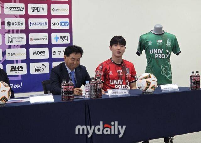 2026 한·일 대학축구연맹 덴소컵 주장 장하윤, 오해종 감독./가산동=노찬혁 기자