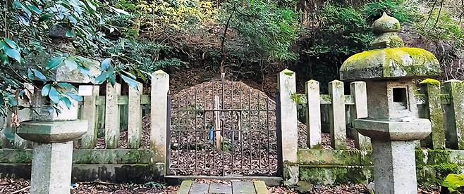 가마쿠라를 기반으로 막부정권을 처음으로 세운 미나모토노 신라사부로요시미쓰의 교토 무덤