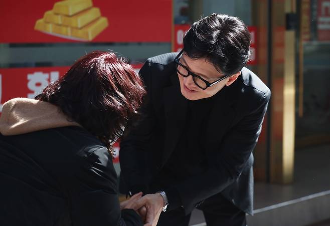 지난 25일 오후 대구 중구 교동을 찾은 한동훈 전 국민의힘 대표가 시민과 인사하고 있다. [연합]
