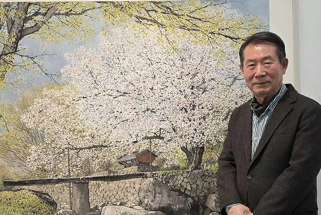 [사진=박현주 미술전문기자] 3일 서울 강남구 청작화랑에서 개인전을 연 오용길 화백이 경남 산청 용원정의 봄을 그린 작품 앞에서 포즈를 취했다. 2026.03..03. hyun@newsis.com *재판매 및 DB 금지