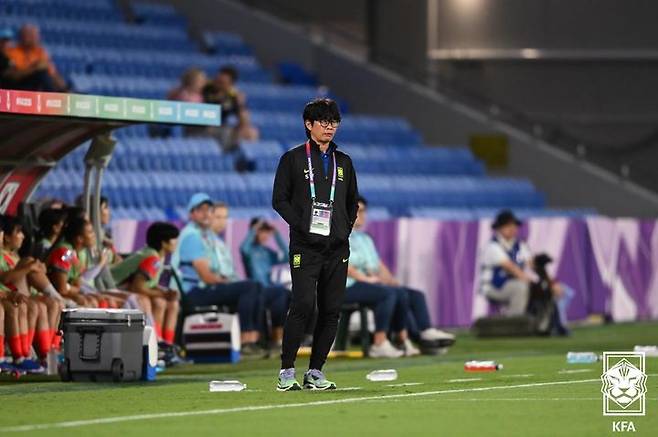 [서울=뉴시스] 2일 호주 골든코스트 로비나 골드코스트 스타디움에서 열린 2026 아시아축구연맹(AFC) 여자 아시안컵 1차전 대한민국과 이란의 경기, 신상우 감독이 그라운드를 응시하고 있다. (사진=KFA 제공) 2026.03.02. photo@newsis.com *재판매 및 DB 금지
