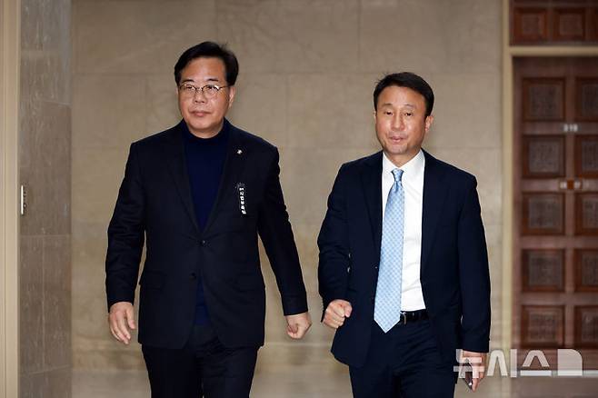 [서울=뉴시스] 고승민 기자 = 한병도 더불어민주당 원내대표와 송언석 국민의힘 원내대표가 3일 서울 여의도 국회에서 함께 회동 장소인 운영위원장실로 향하고 있다. 2026.03.03. kkssmm99@newsis.com