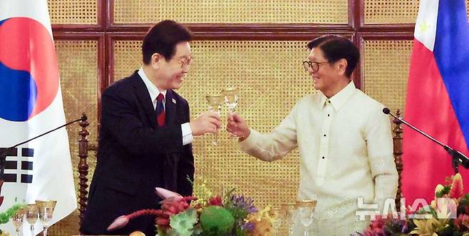 [마닐라=뉴시스] 최동준 기자 = 필리핀을 국빈 방문 중인 이재명 대통령이 3일(현지 시간) 마닐라 말라카냥궁에서 열린 국빈 만찬에서 페르디난드 마르코스 주니어 대통령과 건배를 하고 있다. 2026.03.03. photocdj@newsis.com