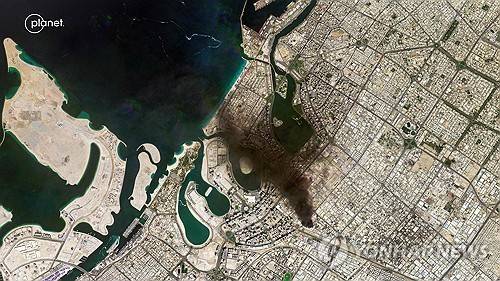 이란 공격에 연기 휩싸인 두바이 모습 담은 플래닛랩스 위성사진 [AFP 연합뉴스]