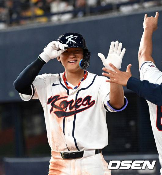 [OSEN=오사카(일본), 손용호 기자] 2일 일본 오사카 교세라돔에서 월드베이스볼클래식(WBC) 공식 연습 경기 한국 야구 대표팀과 한신 타이거스의 경기가 열렸다.우리 대표팀은 3일 같은 장소에서 오릭스 버팔로스와 연습 경기 2차전을 치른 뒤 5일 일본 도쿄돔에서 체코와 WBC 조별리그 1차전에서 격돌한다.4회말 무사에사 한국 김도영이 솔로 홈런을 치고 더그아웃에서 동료들의 축하를 받고 있다. 2026.03.02 /spjj@osen.co.kr