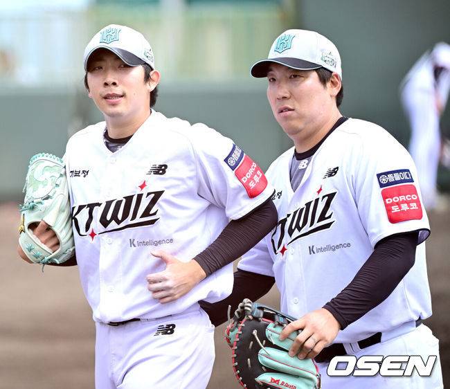 [OSEN=오키나와(일본), 최규한 기자] 1일 일본 오키나와 구시가와 야구장에서 프로야구 KT 위즈와 LG 트윈스의 연습경기가 열렸다.이날 경기에서 KT는 오원석, LG는 요니 치리노스를 선발로 내세웠다.1회초 투구를 마친 KT 선발 오원석이 더그아웃으로 향하며 1루수 김현수와 대화를 나누고 있다. 2026.03.01 / dreamer@osen.co.kr
