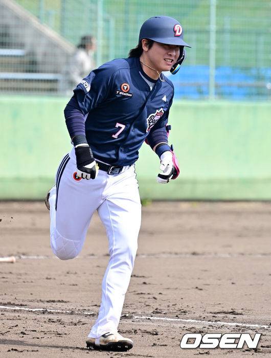 [OSEN=미야자키(일본), 지형준 기자] 두산 베어스가 1일 일본 미야자키 히사미네 야구장에서 자체 청백전를 가졌다.이날 두산은 팀 훈련이 예정됐지만, 2월 26일 롯데 자이언츠전 3회 우천 노게임에 이어 27일 지바롯데 마린스전까지 우천 취소되면서 실전 감각을 끌어올리고자 청백전이 긴급 편성됐다. 2회초 2사 1,3루에서 두산 박찬호가 2타점 적시 2루타를 날리고 있다. 2026.03.01 /jpnews@osen.co.kr