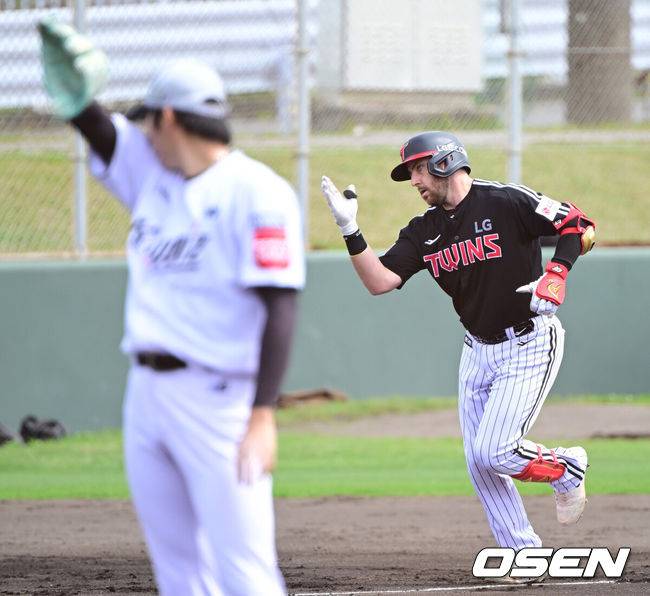 [OSEN=오키나와(일본), 최규한 기자] 1일 일본 오키나와 구시가와 야구장에서 프로야구 KT 위즈와 LG 트윈스의 연습경기가 열렸다.이날 경기에서 KT는 오원석, LG는 요니 치리노스를 선발로 내세웠다.1회초 1사 1, 3루 상황 LG 오스틴이 선제 좌중간 스리런포를 날리고 그라운드를 돌며 기뻐하고 있다. 2026.03.01 / dreamer@osen.co.kr