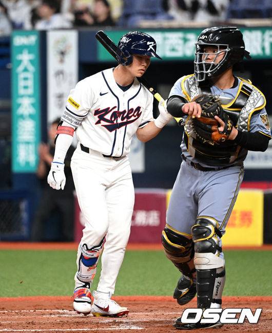 [OSEN=오사카(일본), 손용호 기자] 2일 일본 오사카 교세라돔에서 월드베이스볼클래식(WBC) 공식 연습 경기 한국 야구 대표팀과 한신 타이거스의 경기가 열렸다.우리 대표팀은 3일 같은 장소에서 오릭스 버팔로스와 연습 경기 2차전을 치른 뒤 5일 일본 도쿄돔에서 체코와 WBC 조별리그 1차전에서 격돌한다.3회말 한국 김혜성이 삼진으로 물러나며 아쉬워하고 있다. 2026.03.02 /spjj@osen.co.kr