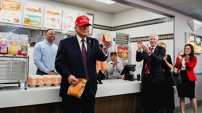 트럼프 대통령이 지난달 28일(현지시간) 텍사스주 코퍼스 크리스티에 있는 한 햄버거 체인점을 방문한 모습