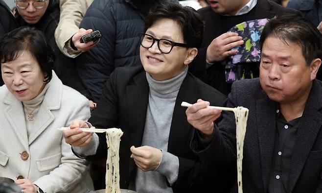 동훈 전 국민의힘 대표가 2월 27일 오후 대구 중구 서문시장 국수골목을 찾아 점심으로 국수를 먹고 있다. 뉴스1