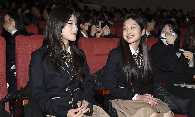 2026 밀라노·코르티나담페초 동계올림픽에 출전한 스노보드 최가온(왼쪽)과 피겨스케이팅 신지아가 3일 서울 서초구 세화여자고등학교 강당에서 열린 특별장학금 수여식에서 이야기를 나누고 있다. 뉴시스
