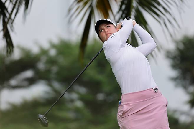 Mimi Rhodes of England tees off during the HSBC Women's World Championship at Sentosa Golf Club in Singapore, Thursday, Feb. 26, 2026. (AP Photo/Suhaimi Abdullah)/2026-02-26 14:29:47/ <저작권자 ⓒ 1980-2026 ㈜연합뉴스. 무단 전재 재배포 금지, AI 학습 및 활용 금지>