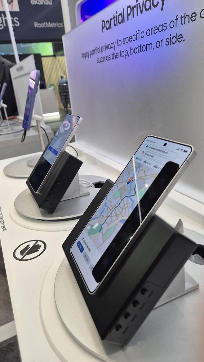 삼성디스플레이가 2일(현지시간) 스페인 바르셀로나에서 개막한 MWC26에서 사용자가 원하는 영역만 선택해 사생활을 보호하는 차세대 OLED 기술을 전시하고 있다.