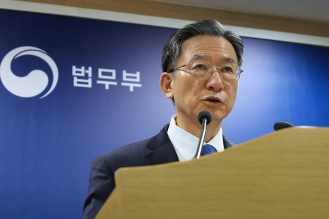 정성호 법무부 장관이 3일 정부과천청사 법무부 브리핑실에서 2030 이민정책 미래전략을 발표하고 있다. 연합뉴스