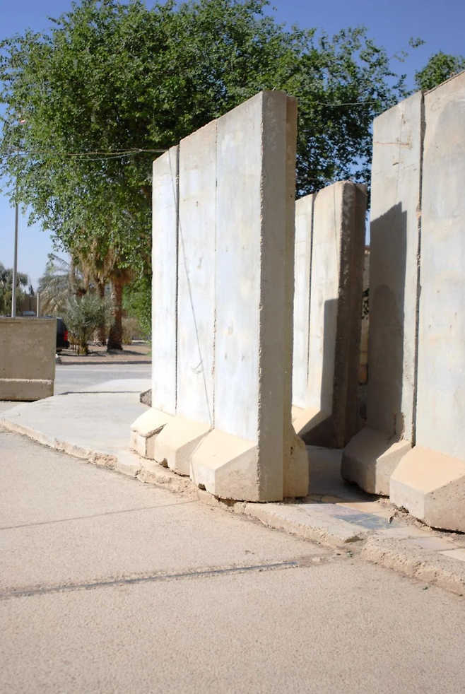 이라크 리버티 캠프의 다국적 사단 사령부 본부 외부에 설치된 T자형 방호벽. 이란 드론에 공격당한 쿠웨이트 미군 기지에도 비슷한 시설이 설치됐다. 출처: 미 육군 홈페이지