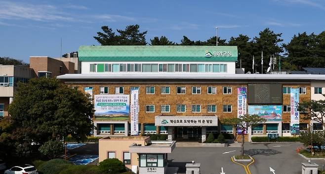 영암군청 전경.