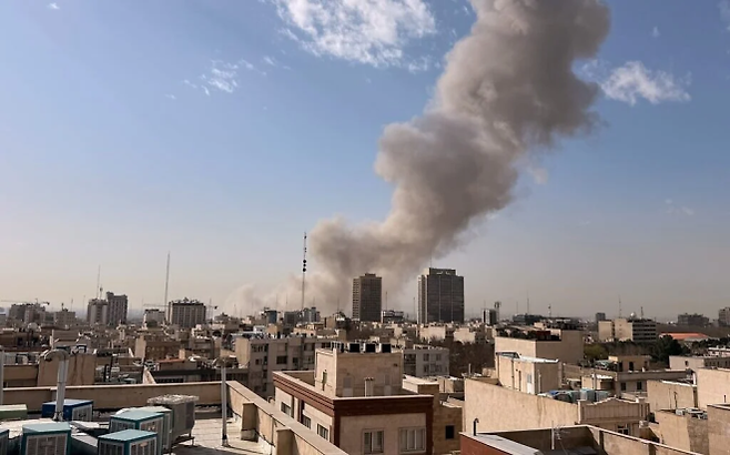 2026년 2월 28일 이란 수도 테헤란에서 미국과 이스라엘의 공격으로 화염이 피어오르고 있다. AP 연합뉴스