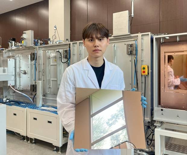 부산 딥테크 스타트업 씨아이티 관계자가 AI 반도체 패키징용 초평탄 구리 증착 유리기판 ‘구리플랫 패키지코어(CuFlat-PKGCore)’를 선보이고 있다. 사진제공=씨아이티