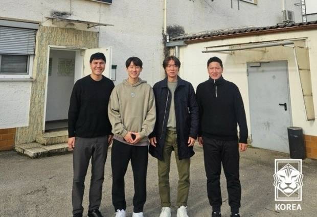 홍명보 감독(오른쪽 두 번째)이 최근 이재성(왼쪽 두 번째)을 직접 만나 몸상태를 체크했다. 사진 제공=대한축구협회