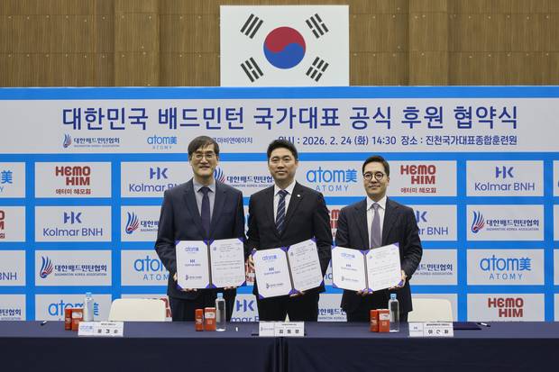 김동문 대한배드민턴협회 회장(가운데)이 24일 충북 진천의 국가대표선수촌 오륜관에서 배드민턴 국가대표팀 공식 후원 협약 체결식에서 윤용순 애터미 대표(왼쪽), 이승화 콜마비앤에이치 대표와 함께 기념 촬영을 하고 있다. 사진 제공=대한배드민턴협회